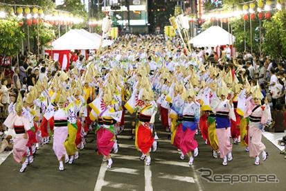 越谷市の南越谷阿波踊りは、徳島の阿波踊りにちなんで1985年から開催されている。写真は2013年の南越谷阿波踊りの様子。