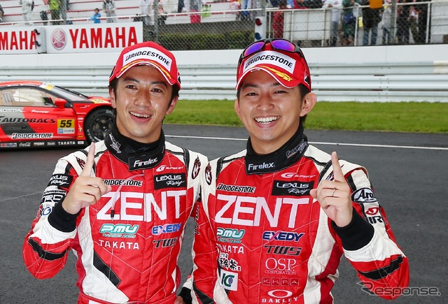 今季初優勝の立川(左)&平手。<撮影:益田和久>