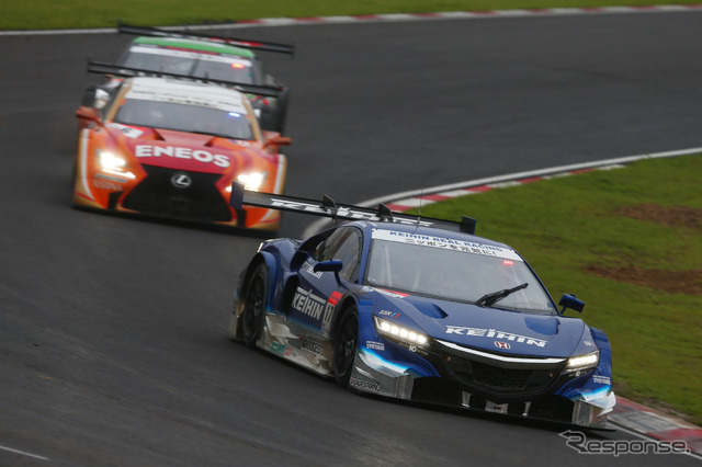 決勝3位の#17 ホンダNSX(手前)と5位の#6 レクサスRC F(次位)。