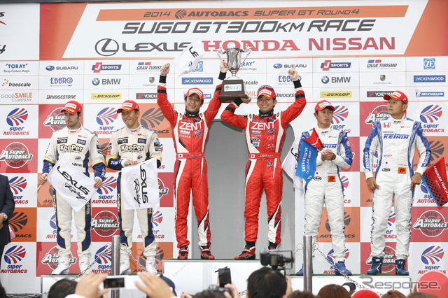 GT500クラスの表彰式。左から2位のカルダレッリ、伊藤、優勝の立川、平手、3位の塚越、金石。