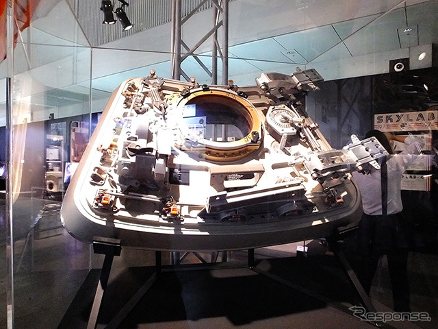 司令船(Command Module)のハッチのレプリカ
