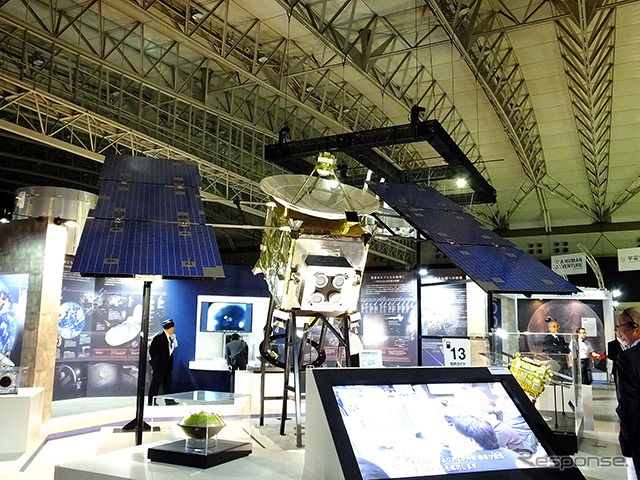 小惑星探査機「はやぶさ」の実物大モデル