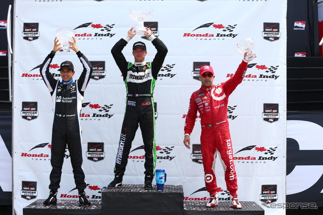 第13戦の表彰式。左から2位カストロネベス、優勝ブルデー、3位カナーン。写真:INDYCAR