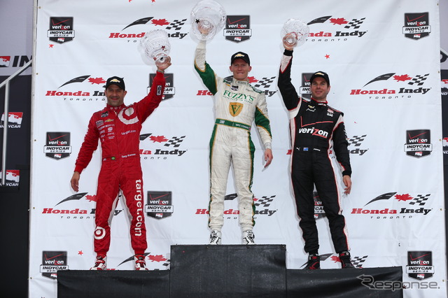 第14戦の表彰式。左から2位カナーン、優勝コンウェイ、3位パワー。写真:INDYCAR