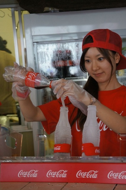コカ・コーラを注ぎ込む