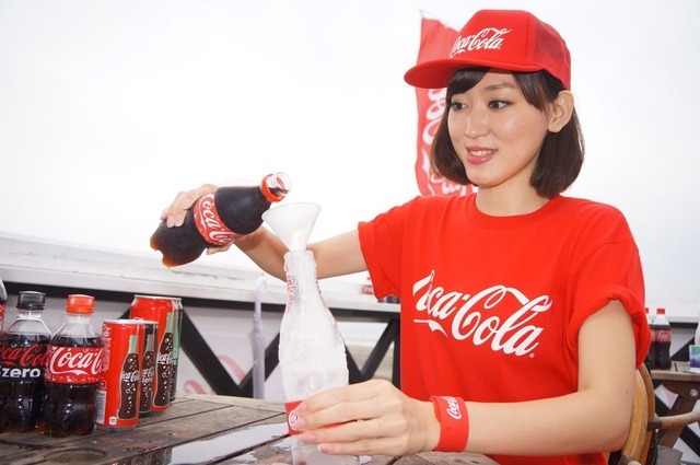 コカ・コーラ『氷のコンツアーボトル体験イベント』(7月19日、由比ケ浜)