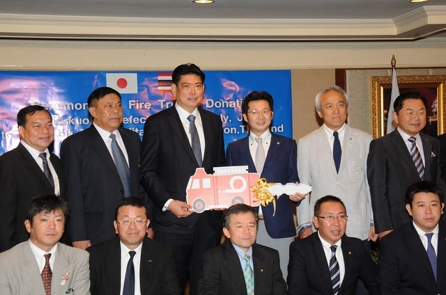 福岡県議会、バンコクに中古消防車９台寄贈