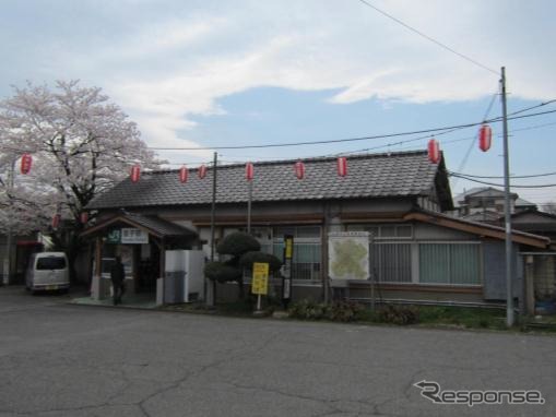 金子駅の現駅舎。1931年に建築された。
