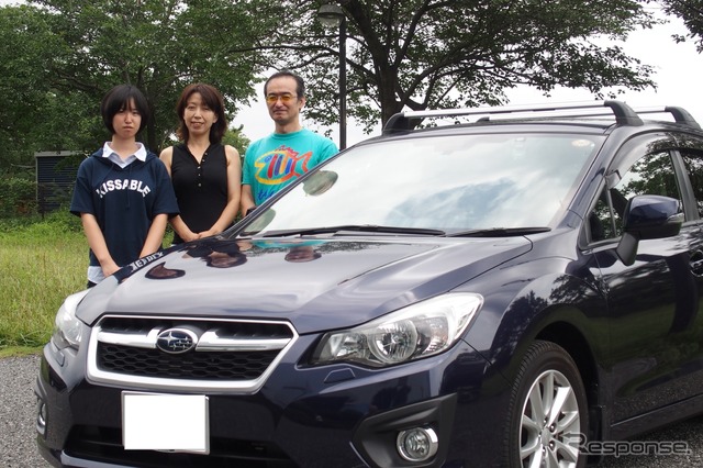 お気に入りのインプレッサを前に菅田公一さんと、奥さま、お嬢さん(右から順に)