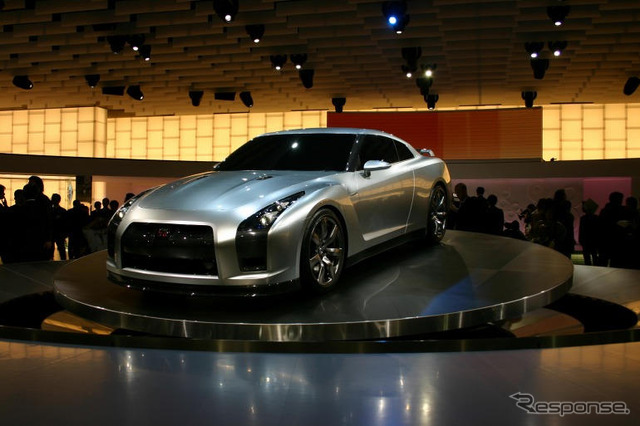 【東京モーターショー05】写真蔵…踊るキミは美しい、日産 GT-R