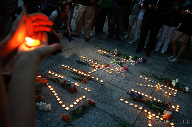 マレーシア航空17便の犠牲者に祈りを捧げる関係者