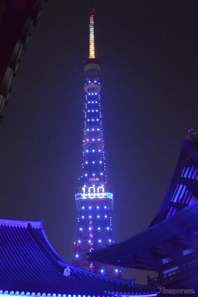 100周年を祝って、東京タワーはブルーに染まり、100の文字が鮮やかに浮かび上がった。