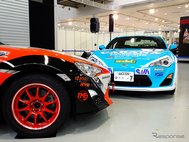 山崎が乗るCABANA RACING with P.MUチームのトヨタ86(右)