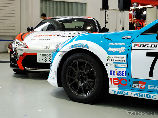 山崎が乗るCABANA RACING with P.MUチームのトヨタ86(右)