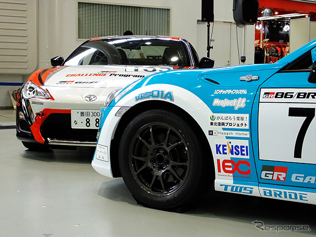 山崎が乗るCABANA RACING with P.MUチームのトヨタ86(右)