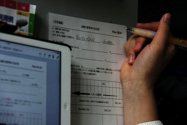 紙のプリントに書き込む生徒も少なくない