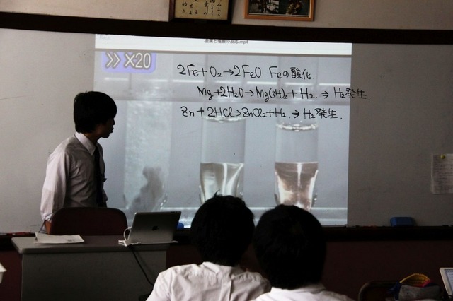 実験動画などタブレットで再生し、プロジェクタで投影