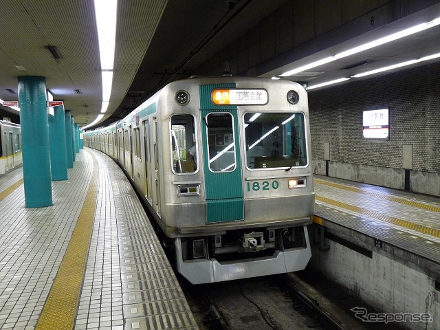 京都市交通局は近鉄のダイヤ改正(9月21日)にあわせ、近鉄線との相互直通運転を行っている烏丸線のダイヤを改正する。写真は乗入先の近鉄奈良駅で発車を待つ京都市交車の10系。