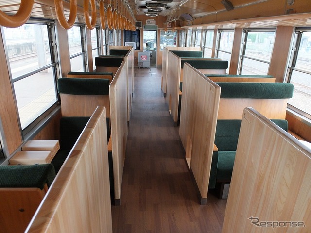 5000系5009+5109号編成の「木質化」された車内。壁面や床面、座席などに木材を使用したほか、座席の通路側に仕切り壁を設けている。