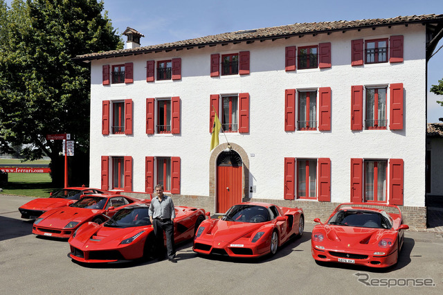 ラ・フェラーリとジョン・ハント氏。左から288GTO、F40、ラ・フェラーリ、エンツォ、F50