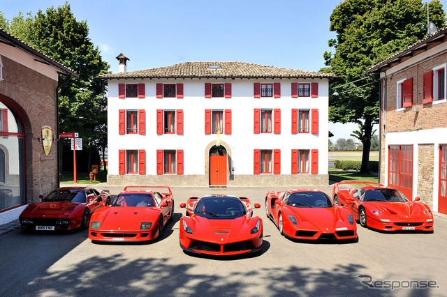 ラ・フェラーリとジョン・ハント氏。左から288GTO、F40、ラ・フェラーリ、エンツォ、F50