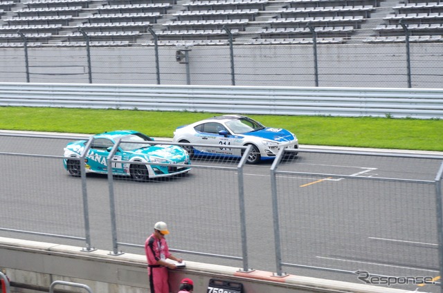 山崎選手が乗るCABANA RACING with P.MUチームのトヨタ86(手前)