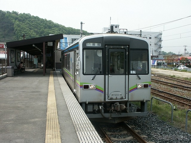 JR福塩線と接続している井原線の神辺駅。2年前に無人化されたが、利用者の増加などに伴い8月から再び有人駅になる。