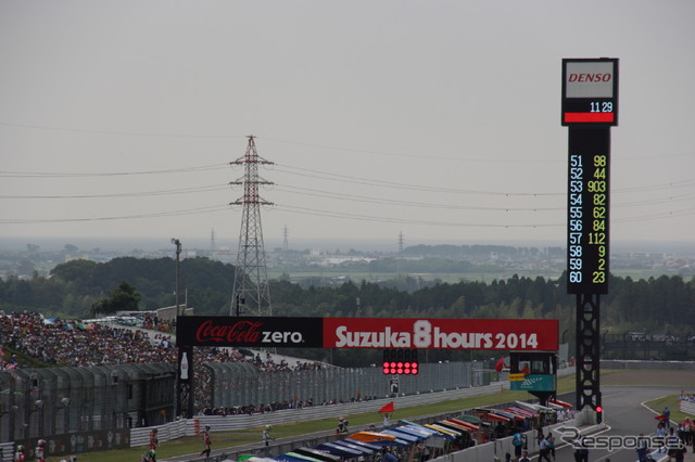 鈴鹿8耐久 2014 決勝レースは、突如降りだした雨によりスタート順延