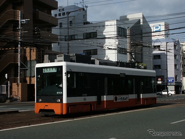 伊予鉄道は「松山港まつり三津浜花火大会」にあわせ増発する。写真は市内電車。