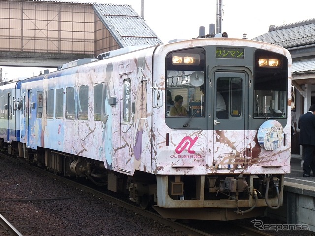 2012年から運転を開始した「花咲くいろは」初代ラッピング車。8月31日限りで運転を終了する。