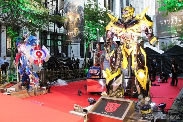 左からオプティマスプライム、ピータービルド、バンブルビー