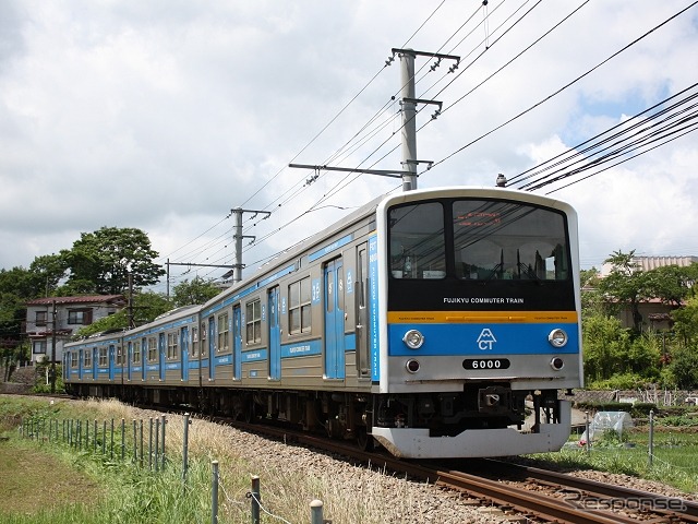 「ヤマノススメ号」で使用される富士急6000系電車。ヘッドマークを掲出するほか車内を「ヤマノススメ」ポスターで埋め尽くす。