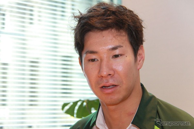 ときには厳しい表情でチームや車の状況を語る