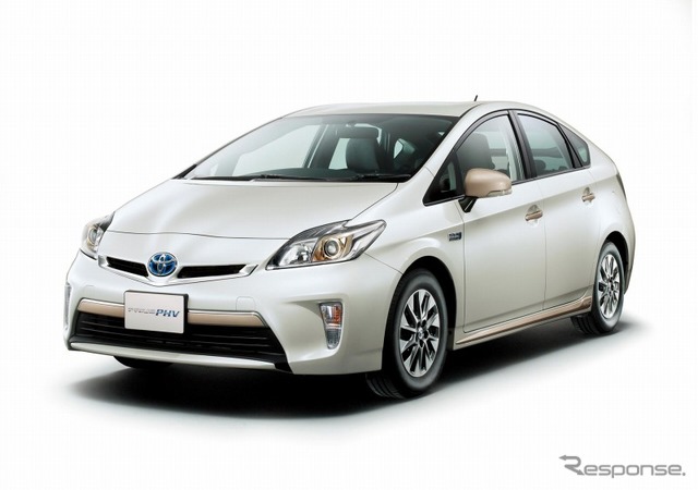 トヨタ・プリウスPHV S(ホワイトパールクリスタルシャイン)〈オプション装着車〉