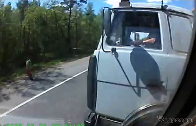 ロシアで起きたトラック同士の事故の瞬間映像