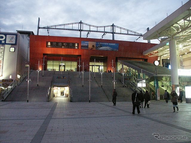 鹿児島中央駅東口の「大階段」（2006年撮影）。同駅のシンボル的な存在だったが、2013年に撤去された。