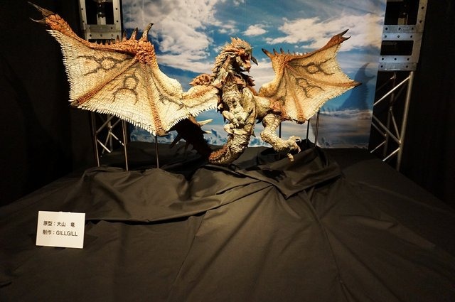 「モンスターハンター展」の内部に潜入!初代『MH』構想時の資料やUSJによる造形物などがビッシリ!