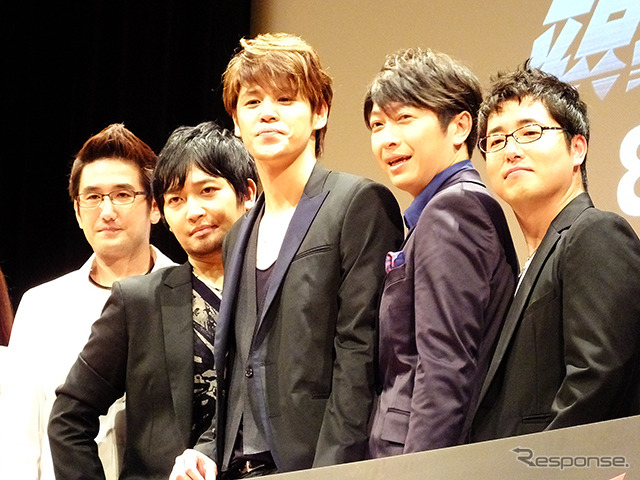 『新劇場版「頭文字D」Legend1-覚醒-』の完成披露試写会に出席した宮野真守さん(中央)
