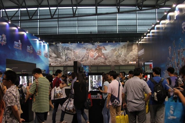 【China Joy 2014】中国のガンダムファンが集結!? 久遊網ブースではザク頭部がお出迎え