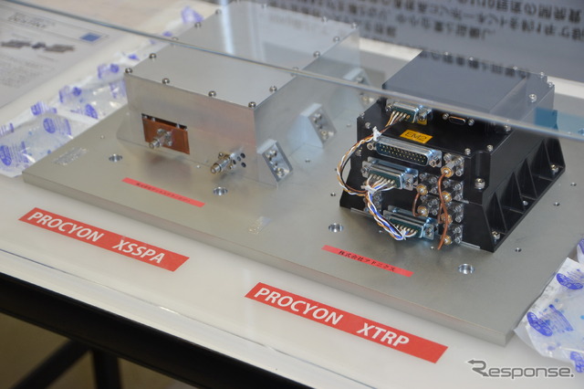 2014年7月26日、JAXA宇宙科学研究所で公開されたプロキオンのX帯新型通信装置