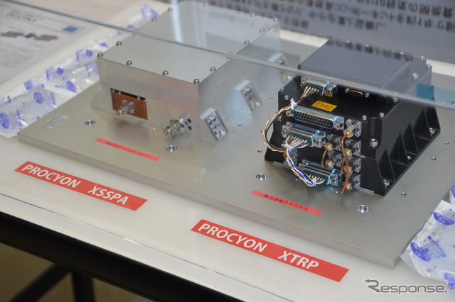 2014年7月26日、JAXA宇宙科学研究所で公開されたプロキオンのX帯新型通信装置