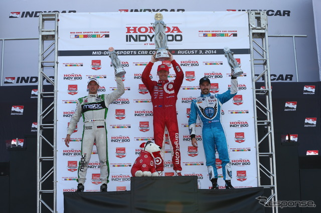 左から2位ブルデー、優勝ディクソン、3位ヒンチクリフ。写真:INDYCAR
