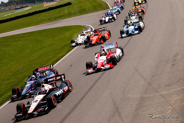この写真の先頭#12 パワー(今回6位)がポイントランク首位に立った。写真:INDYCAR