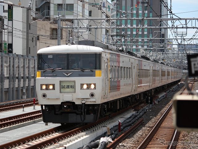 御徒町駅付近を通過する東北縦貫線の試運転列車（185系）。