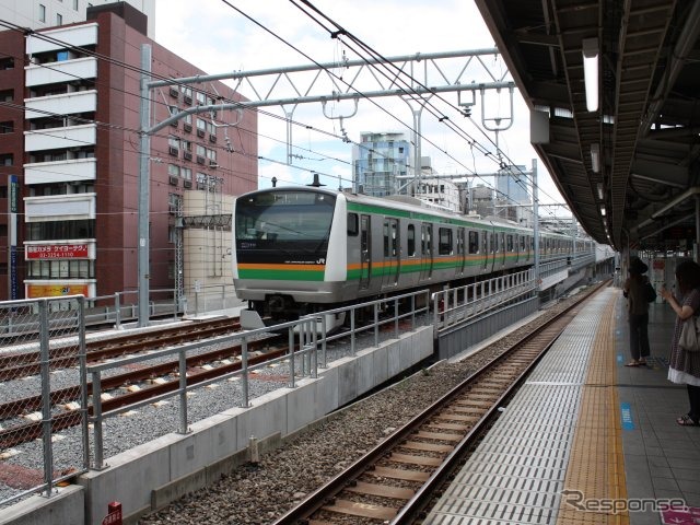 秋葉原駅付近を通過する東北縦貫線の試運転列車（E233系）。ここから東京駅の手前までは東北新幹線の高架橋の上方に高架橋を整備した。