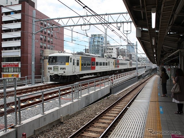 秋葉原駅付近を通過する東北縦貫線の試運転列車（185系）。右側のホームは京浜東北線南行。