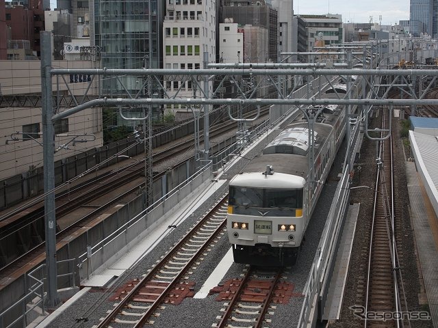 秋葉原駅総武線ホームの南側から眺めた東北縦貫線の試運転列車（185系）。