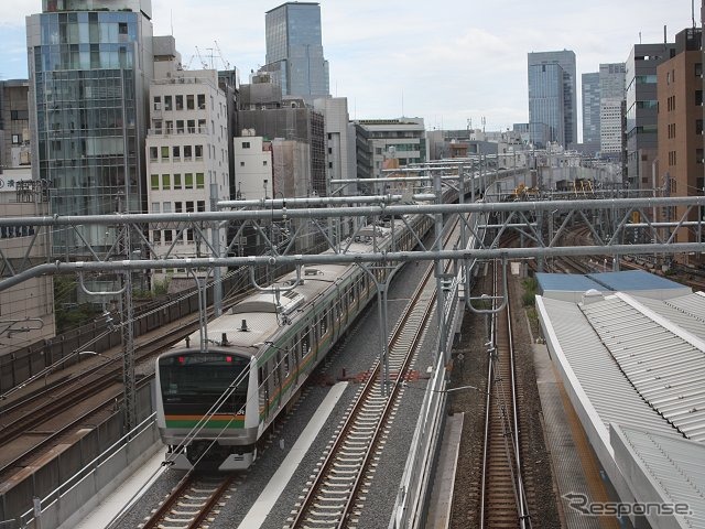 秋葉原駅総武線ホームの南側から眺めた東北縦貫線の試運転列車(E233系)。