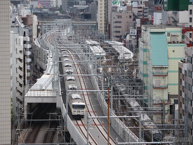 秋葉原駅近くのビルから東北縦貫線(東京方)を望む。東北新幹線(左)の線路の上方に進入するのが分かる。