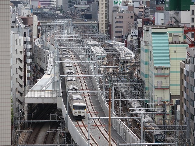 秋葉原駅近くのビルから東北縦貫線（東京方）を望む。東北新幹線（左）の線路の上方に進入するのが分かる。